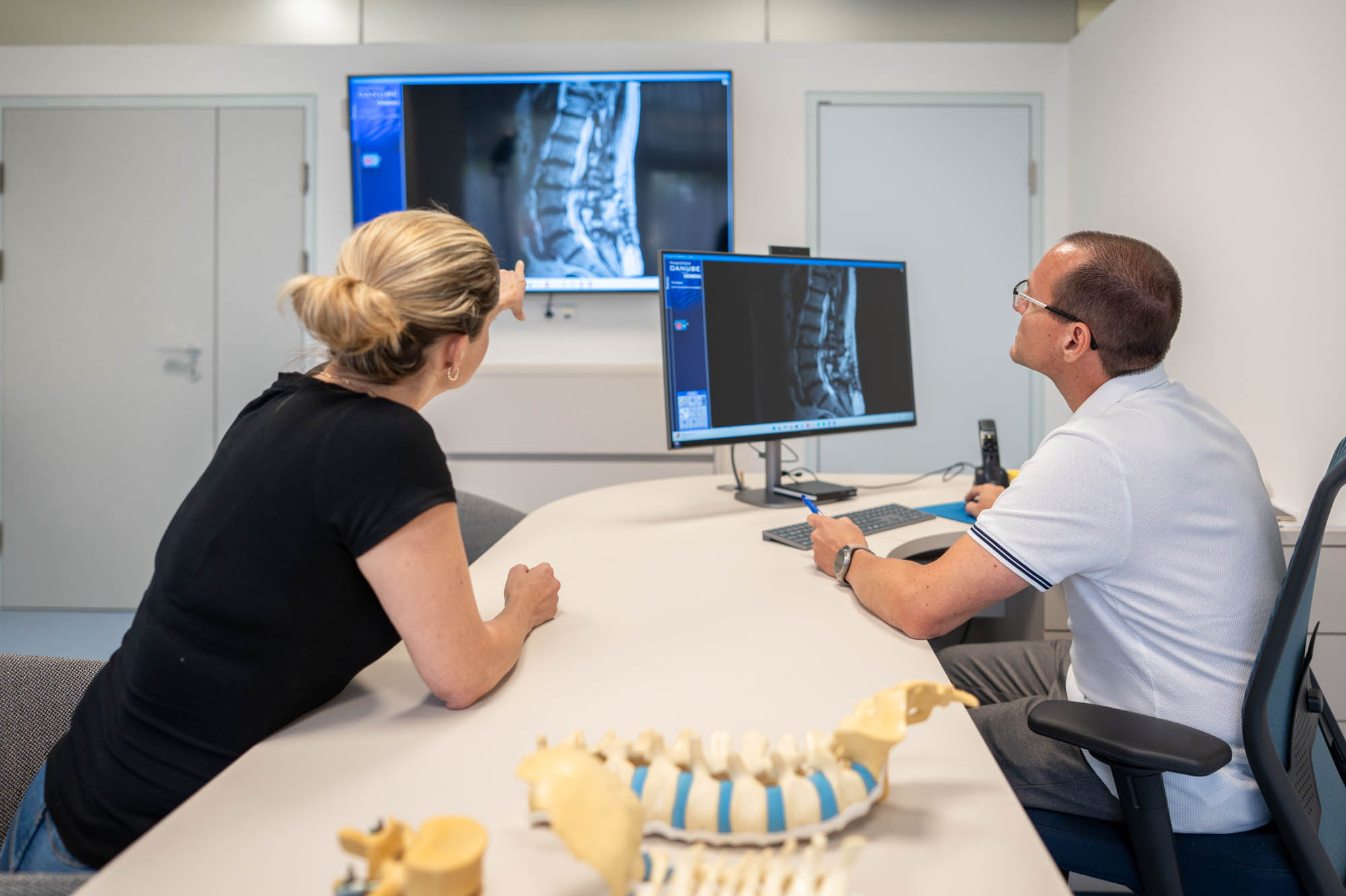 DDr. Mrfka bei der klinischen Untersuchung einer Patientin